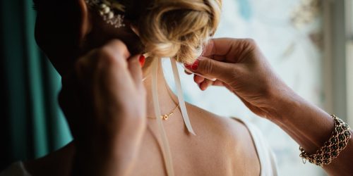 tying-hair-1846171_1920